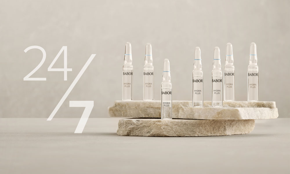 Sieben BABOR Hydra Plus Ampullen stehen auf zwei übereinanderliegenden Steinen